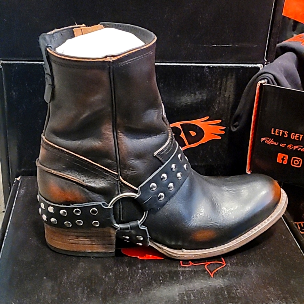 Freebird by Steven Ramone Black 8 NIB